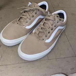 VANS (WOMENS) SZ 7.5 / (MENS) SZ 6